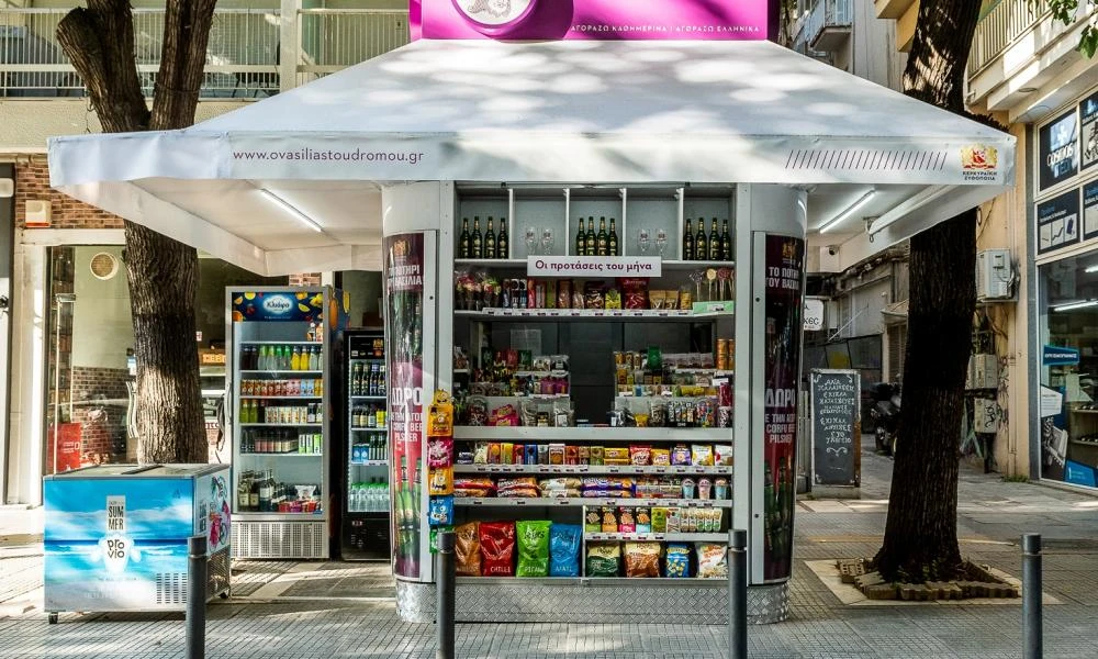 Μεγάλα κομμάτια τσιμέντου ξεκόλλησαν από παλιό κτίριο και έπεσαν σε περίπτερο στον Πειραιά